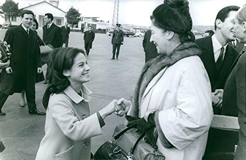 תמונה וינטג 'של מרינה קרלה לוחצת ידיים עם אישה .- פברואר 1965